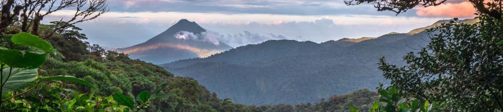 Zoomed out image of mountain ranges in Costa-Rica.